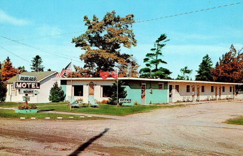 Pehlkes Motel - Old Postcard